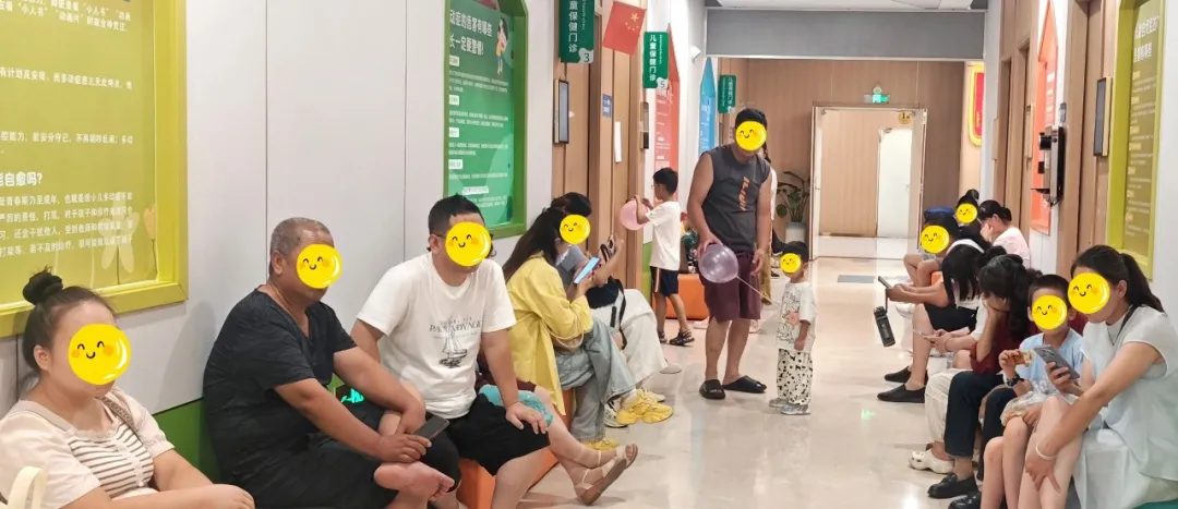 北京301医院儿科教授领衔会诊，为患儿精准护航，广受家长好评，各科室全力以赴，现场人气爆满！